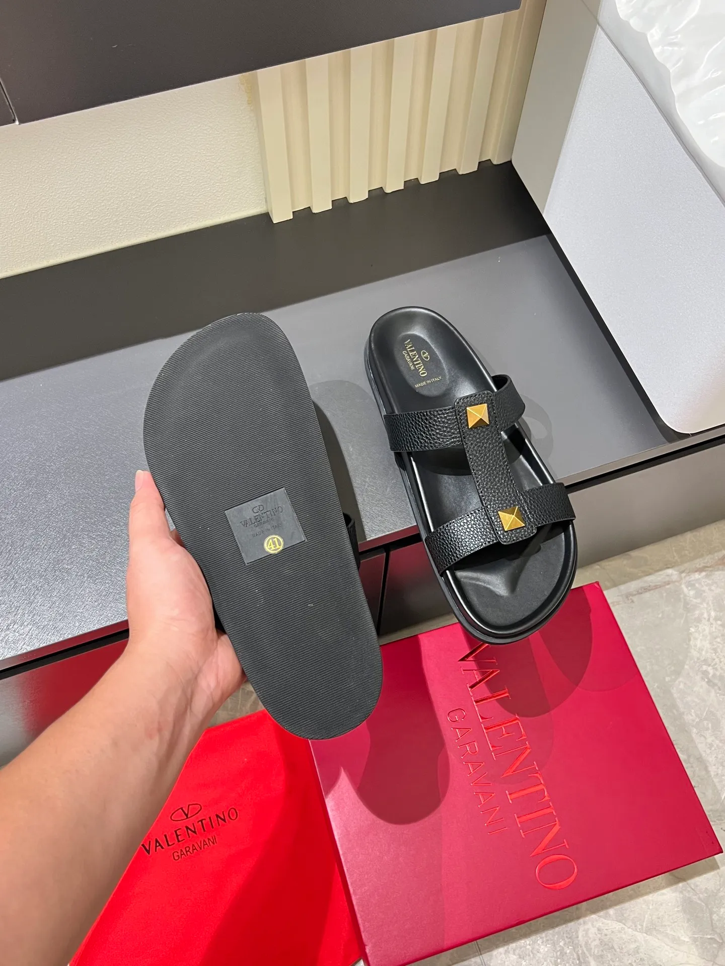 Men's shoes 💰p300 VALENTINO Men's 🧍‍♂️ Spring and summer new style metal logo flat slippers, elegant sandals, the same style worn by celebrities, original molding, imported calfskin. Rubber outsole. Soft and durable, full set of counter packaging size: 39-44 (.45.46 customized)